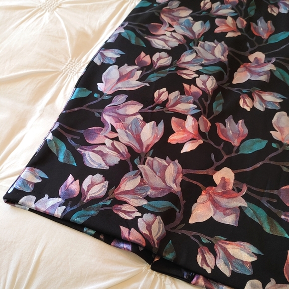 Eci metallic foil floral pencil skirt. Size S. - Picture 4 of 9